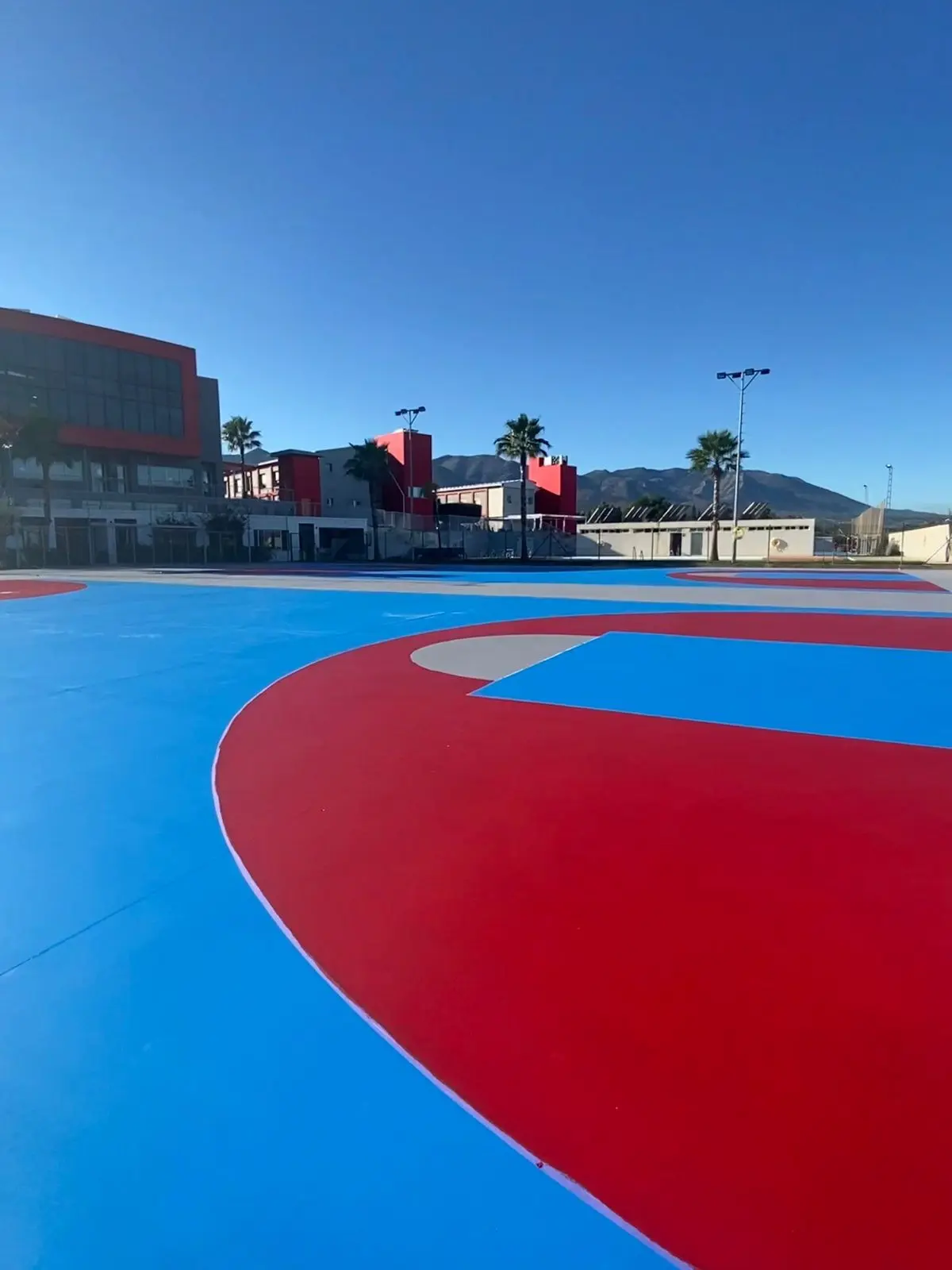 Pista deportiva deteriorada y con grietas