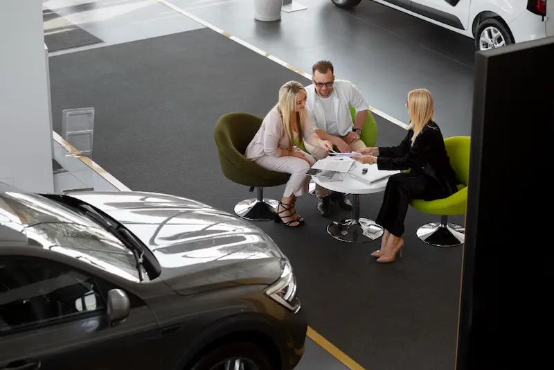 Suelo brillante showroom